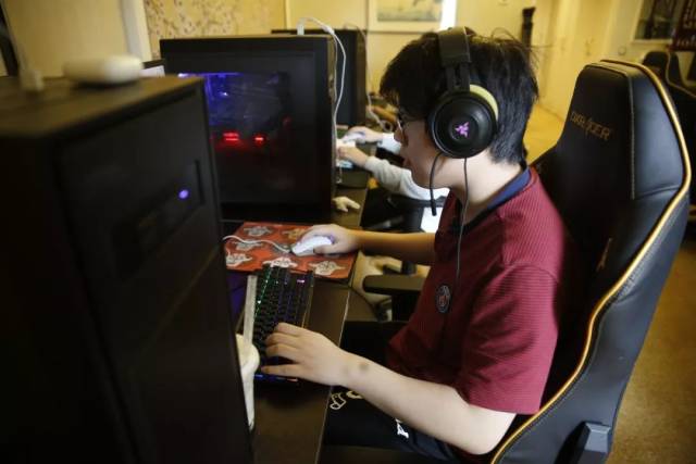 这能逆转吗？小三大嘴全力开火，击杀了 Leyan 团队处于巨大的劣势，扭转了局面